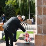 КУУда Жусуп Баласагындын айкелине гүлчамбар коюлду