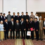 Ректор студенттик өзүн-өзү башкаруу өкмөтүнүн мүчөлөрүнө күбөлүк тапшырды