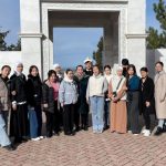 Кыргыз филологиясы факультетинин студенттери Ата-Бейитке барып келишти