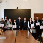 Ректор “Түркологиялык окууларга” активдүү катышкан магистранттарга сертификат тапшырды