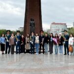 Чет тилдер институтунун студенттери менен окутуучулары “Өчпөс отко” гүл коюшту