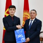 Ректор «Улуттук коопсуздук» тасмасында башкы ролду жараткан КУУнун студентин кабыл алды