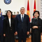 Ректор Догдурбек Чонтоев Улуттук университеттин сыймыктуу тилчилеринин кыз-уулдары менен жолугушту
