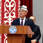 Догдурбек Чонтоев академик Алтай Бөрүбаевди 75 жылдык мааракеси менен куттуктады