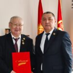 Догдурбек Чонтоев профессор Каныбек Осмоналиевди 70 жылдык мааракеси менен куттуктады