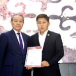 Назаркул Ишекеев «Жан дүйнөнүн үнү» поэзия кечесине активдүү катышкан студенттерге сыйлыктарды тапшырды