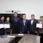 Англис тилин үйрөнүү курсун аяктаган Улуттук университеттин окутуучуларына сертификаттар тапшырылды
