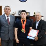 Ректор 1-курстун студенти Дастан Иманалиевди оор атлетика боюнча өлкө чемпиону болушу менен куттуктады