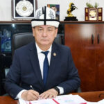 Ректор КУУнун тарыхында биринчи жолу берилип баштаган философия докторлорунун (PhD) дипломдоруна кол койду