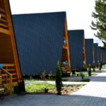 «Университет» пансионатында А-фрейм стилиндеги 23 жаңы коттедж пайдаланууга берилди